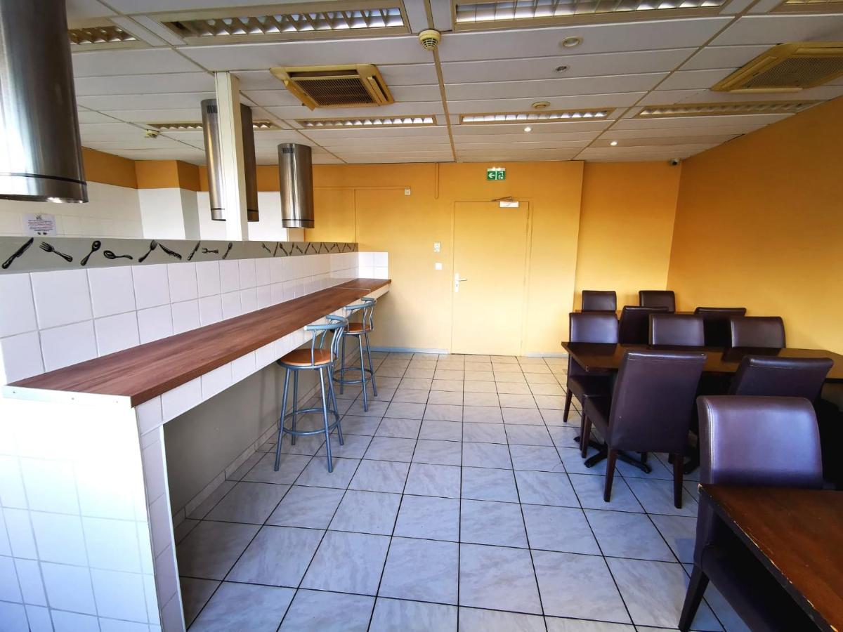 Paris Par Trains, Area, Studios Avec Salle De Bain Et Kitchenette Privees, Ou, Chambres Avec Salles Bain Et Cuisines Communes Persan Екстер'єр фото