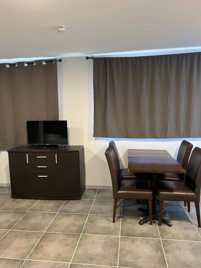 Paris Par Trains, Area, Studios Avec Salle De Bain Et Kitchenette Privees, Ou, Chambres Avec Salles Bain Et Cuisines Communes Persan Екстер'єр фото