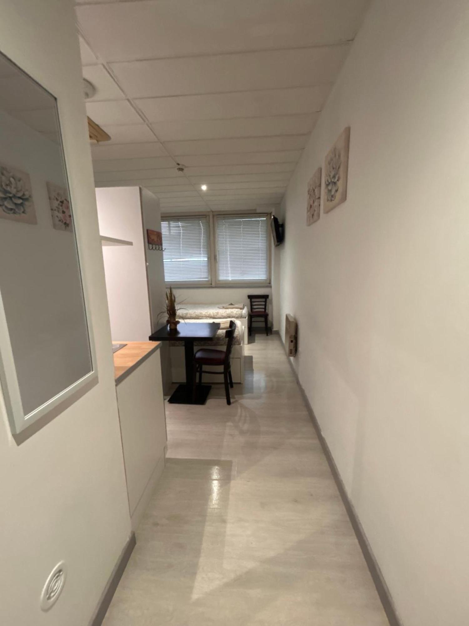 Paris Par Trains, Area, Studios Avec Salle De Bain Et Kitchenette Privees, Ou, Chambres Avec Salles Bain Et Cuisines Communes Persan Екстер'єр фото